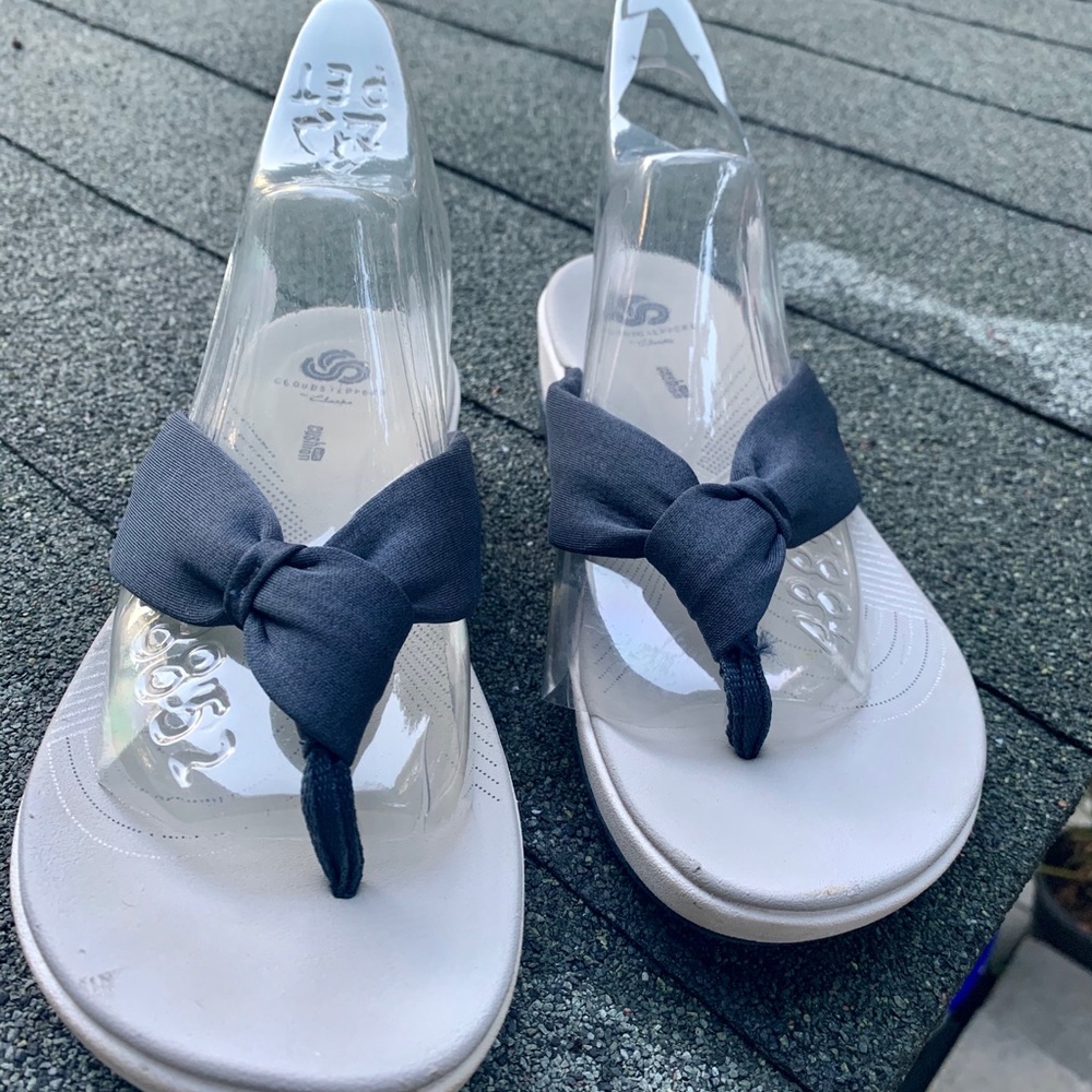 Cloudsteppers by Clark Navy flip flops